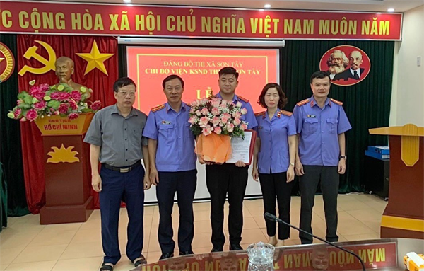 Chi bộ Viện KSND thị xã Sơn Tây tổ chức Lễ kết nạp Đảng viên mới